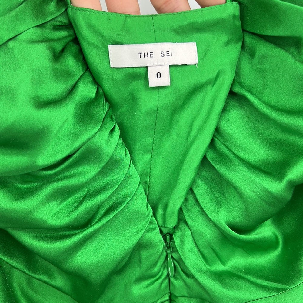 The Sei Keyhole Gathered Dress in Palm 0 - Picture 9 of 10
